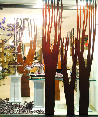 Elegant Fall: A Seasonal Shop Front Display