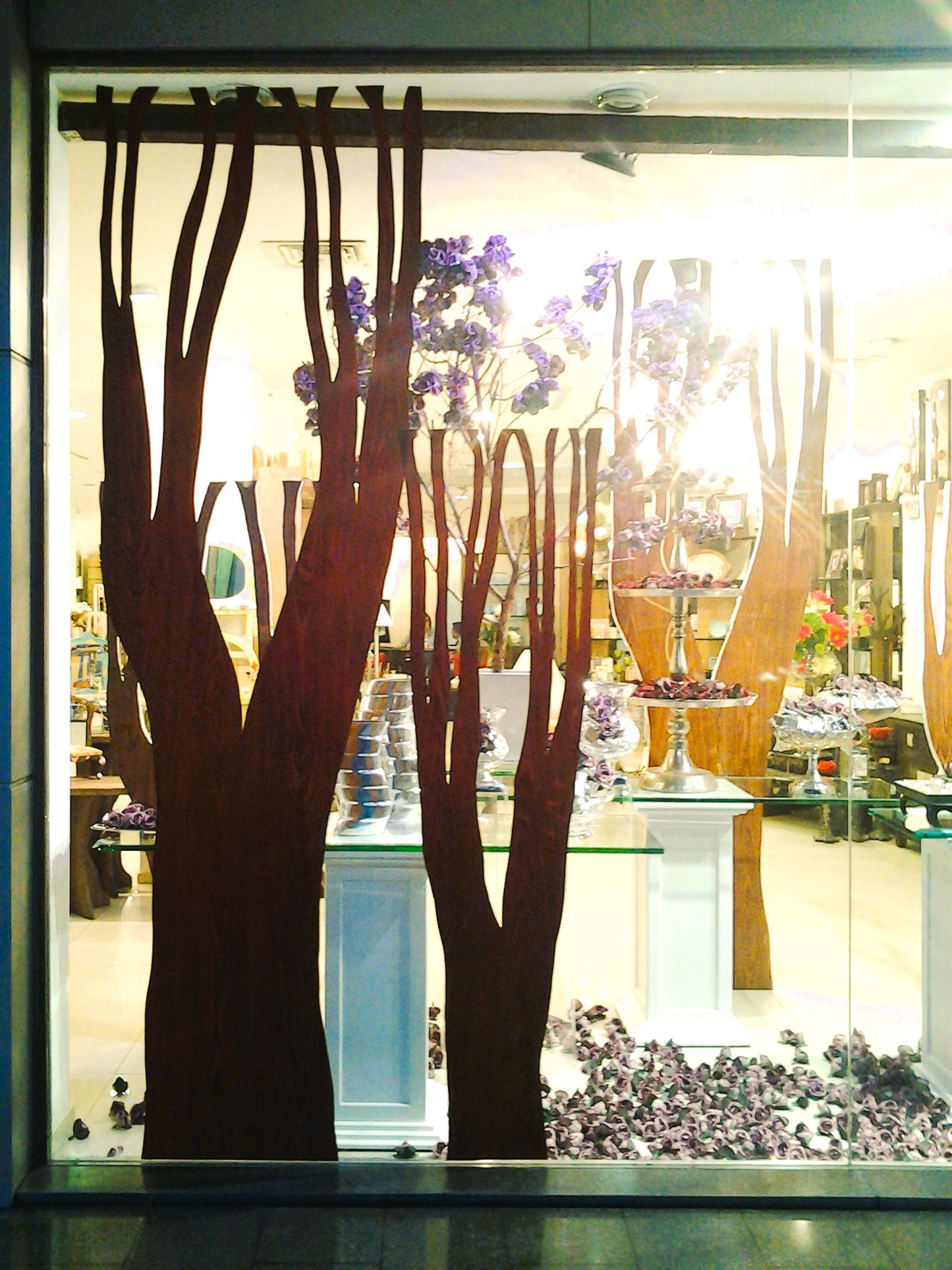 Elegant Fall: A Seasonal Shop Front Display