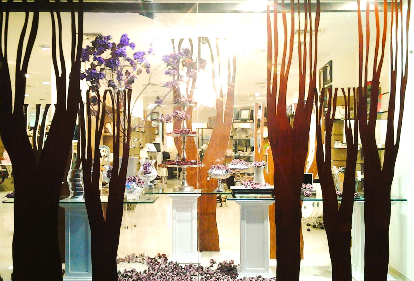 Elegant Fall: A Seasonal Shop Front Display