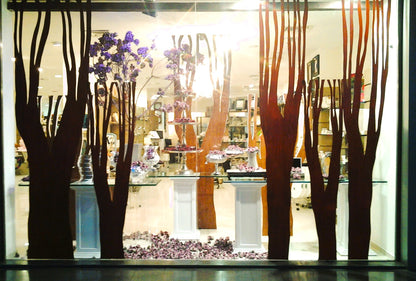 Elegant Fall: A Seasonal Shop Front Display