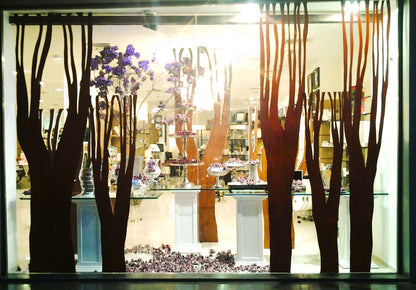 Elegant Fall: A Seasonal Shop Front Display