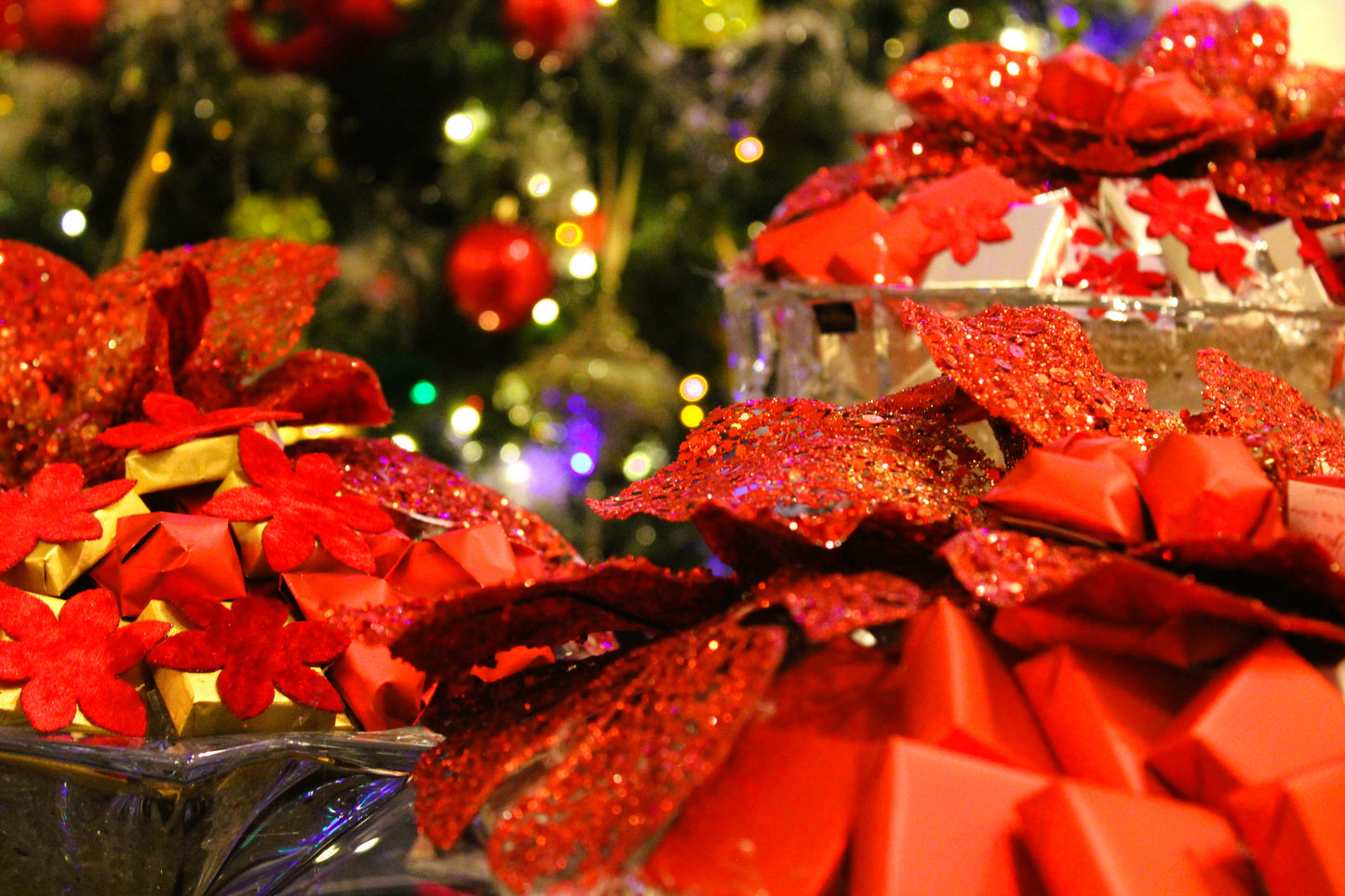 Red Elegance: Fidelity's Corporate Chocolate Gifting Tray